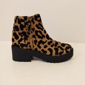 Qupid Black Brown Animal Print Fabric Ankle Chunky Zip 2 1/4" Heel Boots sz 7